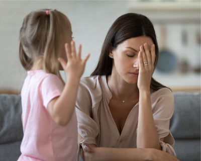 trassalder - Tired single mother feel desperate about screaming kid daughter
